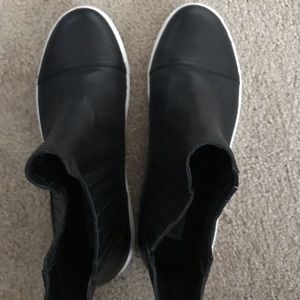 Black and white fashion sneaker